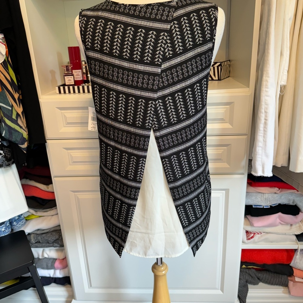 NWT sleeveless blouse - Picture 3 of 4